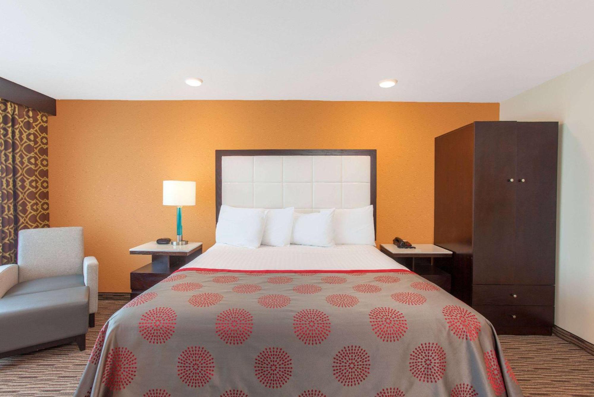 Ramada By Wyndham Culver City — Photos 1